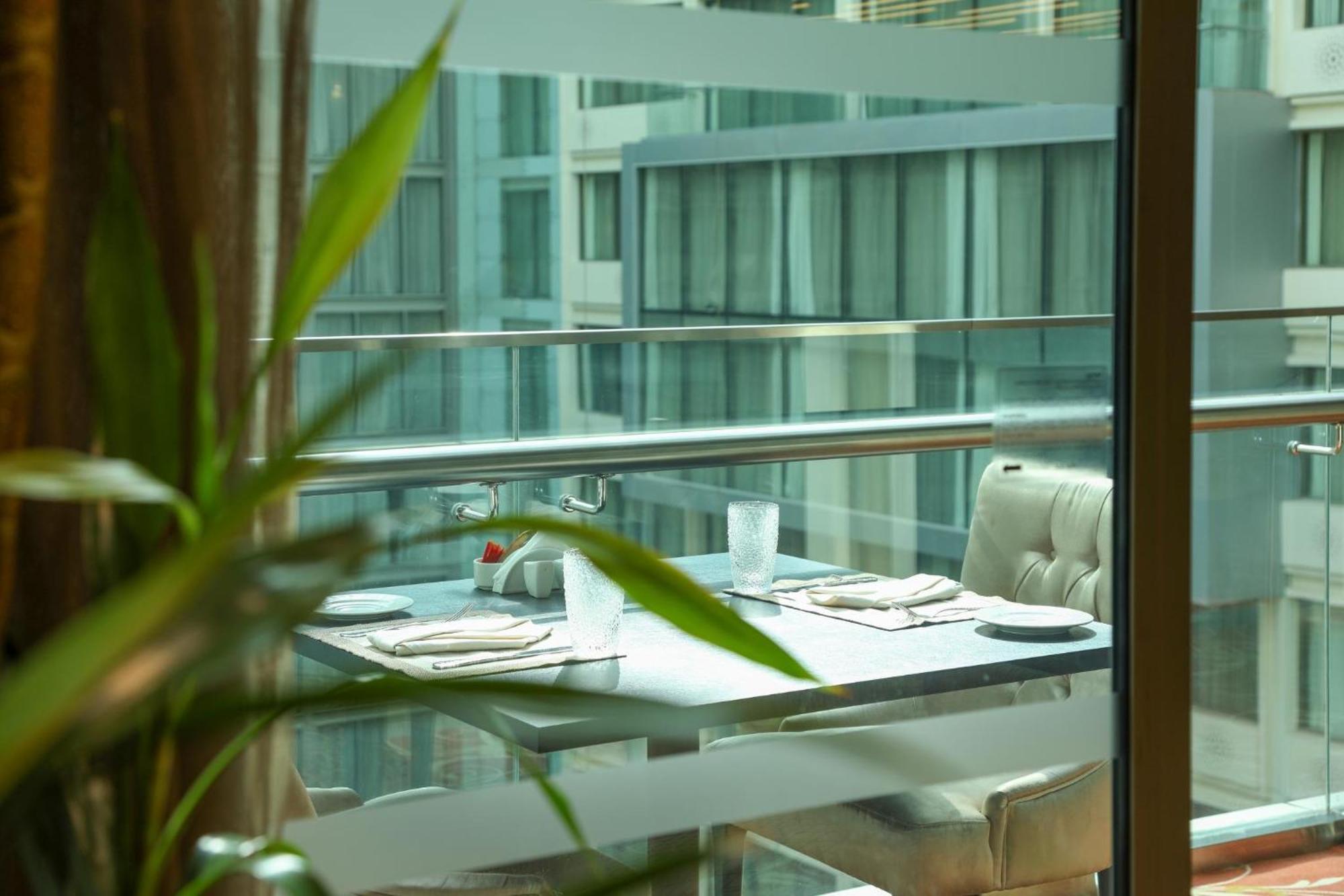 Crowne Plaza Kuwait Al Thuraya City By Ihg Kuwait City Bagian luar foto